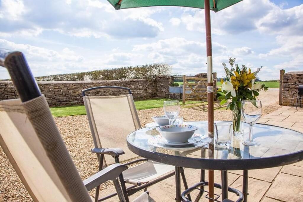 Secluded Romantic Cotswolds Barn - Sleeps 2 To 4 - Near Cirencester - Dog Friendly Villa Kemble Eksteriør billede