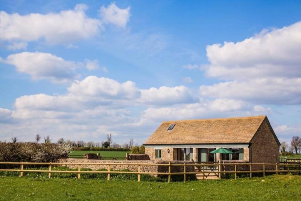 Secluded Romantic Cotswolds Barn - Sleeps 2 To 4 - Near Cirencester - Dog Friendly Villa Kemble Eksteriør billede