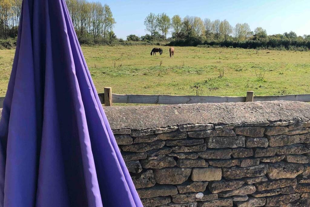 Secluded Romantic Cotswolds Barn - Sleeps 2 To 4 - Near Cirencester - Dog Friendly Villa Kemble Eksteriør billede