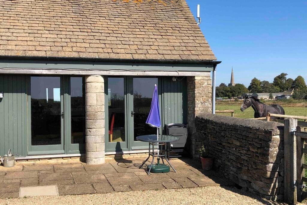 Secluded Romantic Cotswolds Barn - Sleeps 2 To 4 - Near Cirencester - Dog Friendly Villa Kemble Eksteriør billede
