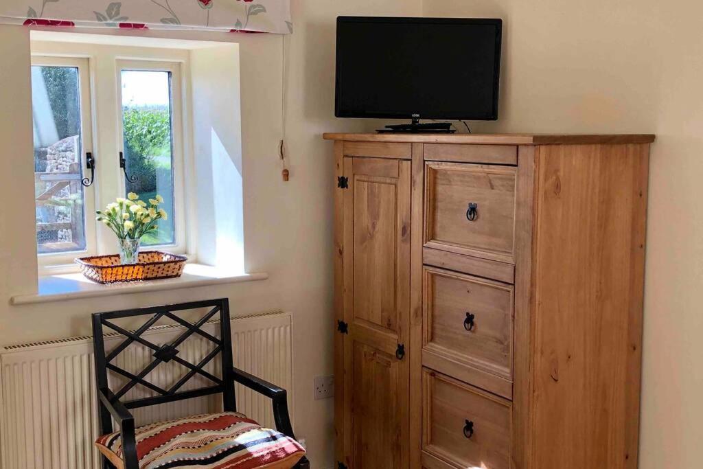 Secluded Romantic Cotswolds Barn - Sleeps 2 To 4 - Near Cirencester - Dog Friendly Villa Kemble Eksteriør billede