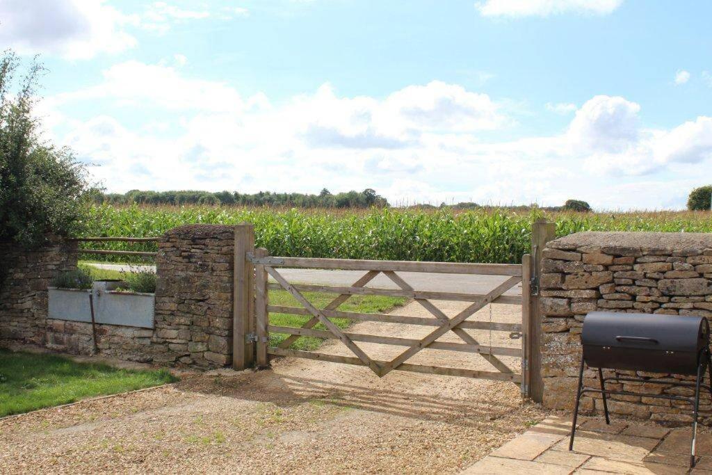 Secluded Romantic Cotswolds Barn - Sleeps 2 To 4 - Near Cirencester - Dog Friendly Villa Kemble Eksteriør billede