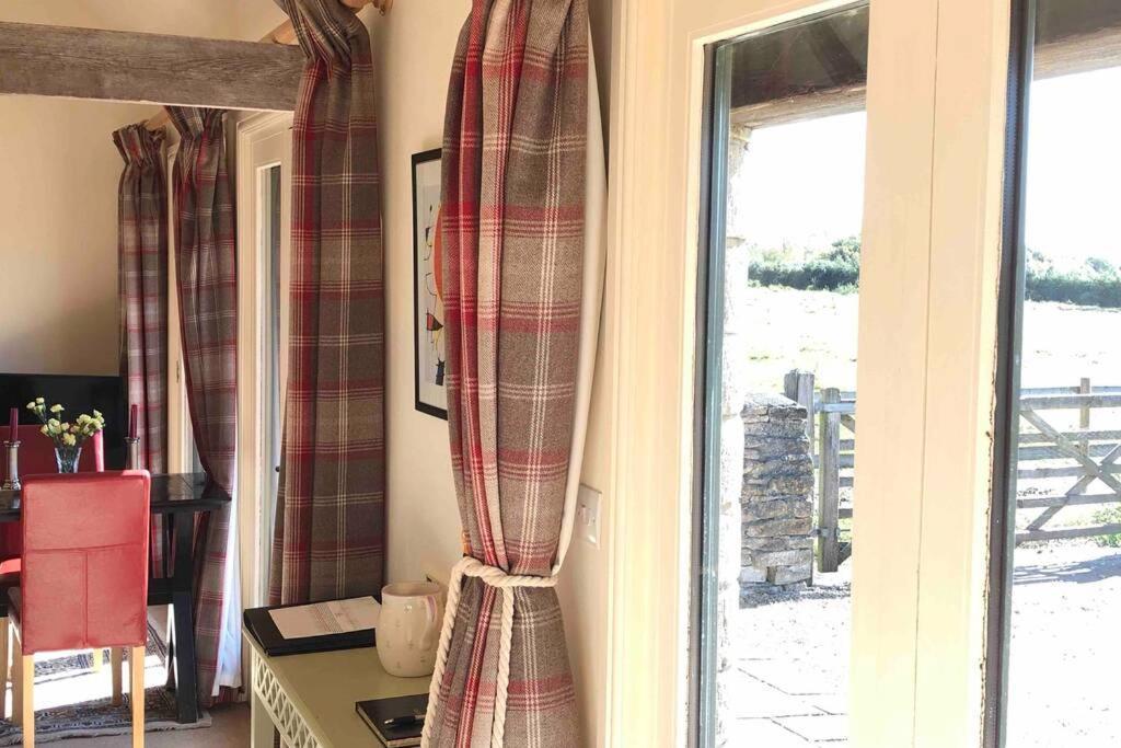 Secluded Romantic Cotswolds Barn - Sleeps 2 To 4 - Near Cirencester - Dog Friendly Villa Kemble Eksteriør billede