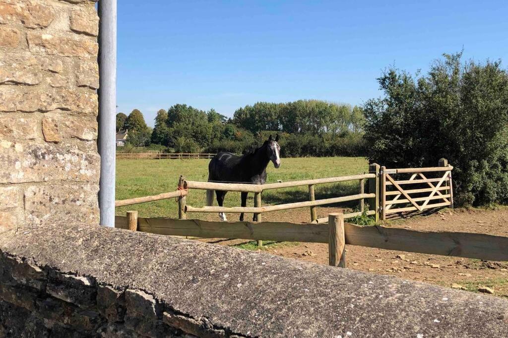 Secluded Romantic Cotswolds Barn - Sleeps 2 To 4 - Near Cirencester - Dog Friendly Villa Kemble Eksteriør billede
