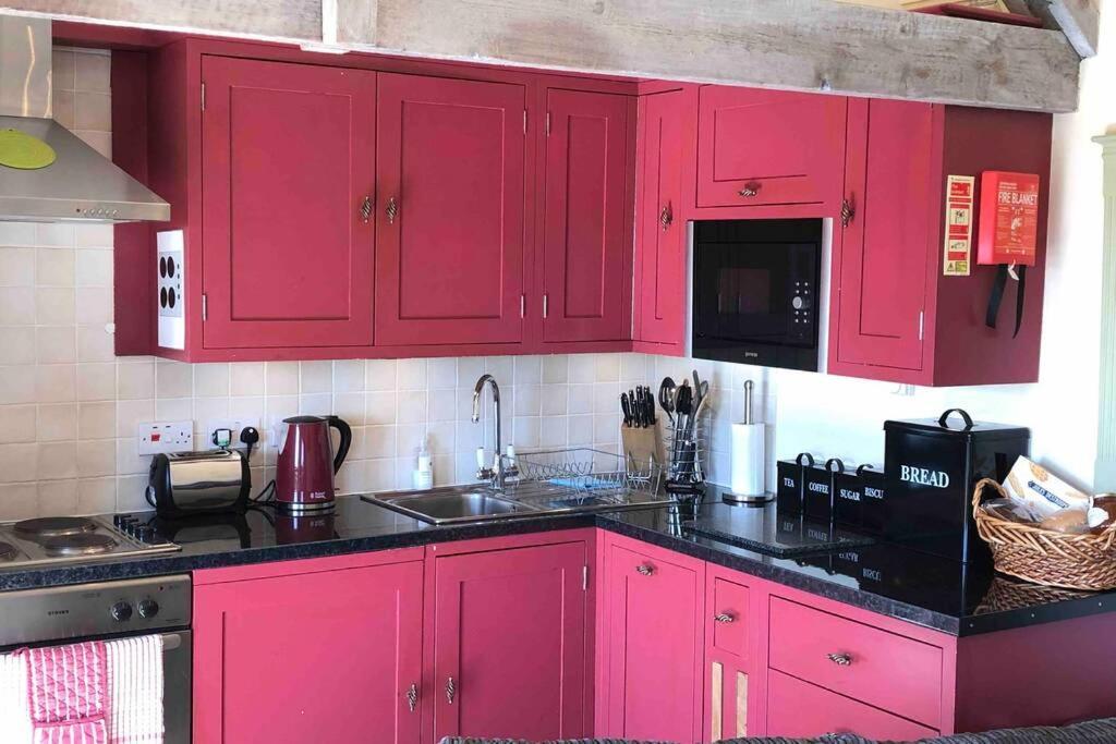 Secluded Romantic Cotswolds Barn - Sleeps 2 To 4 - Near Cirencester - Dog Friendly Villa Kemble Eksteriør billede